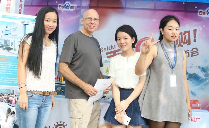 正航參展的業務同事與外國友人合照留念