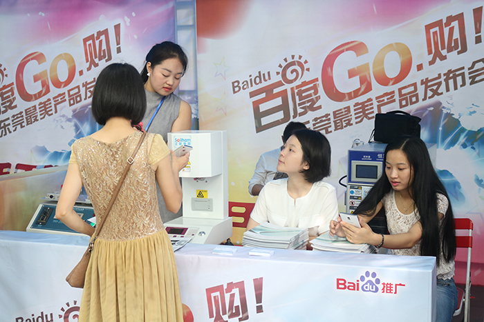 正航參展期間這位女士前來了解咨詢