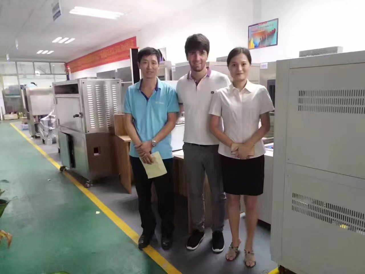 業(yè)務同事及工程師為意大利客戶講解設備并一起合影留照